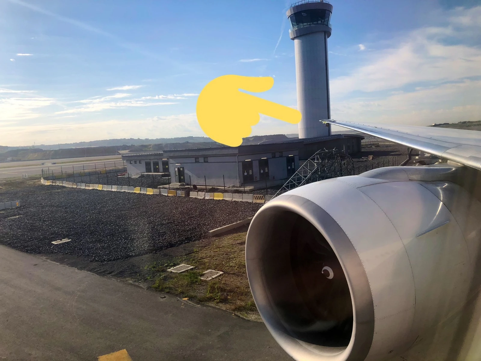 Havaalanında ilginç kaza! THY Boeing 777 uçağının kanadı direğe çarptı